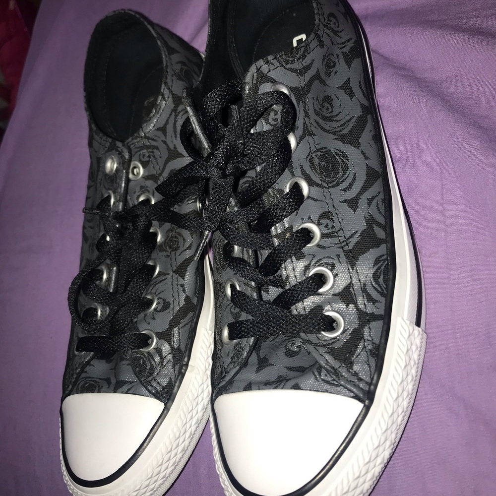 Black low top converse with grey roses